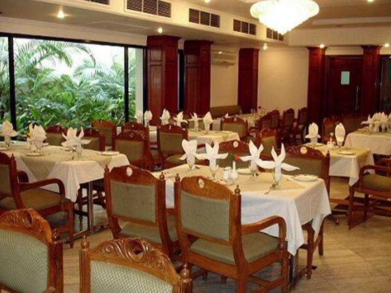 Hotel Vaibhav Варанаси Екстериор снимка